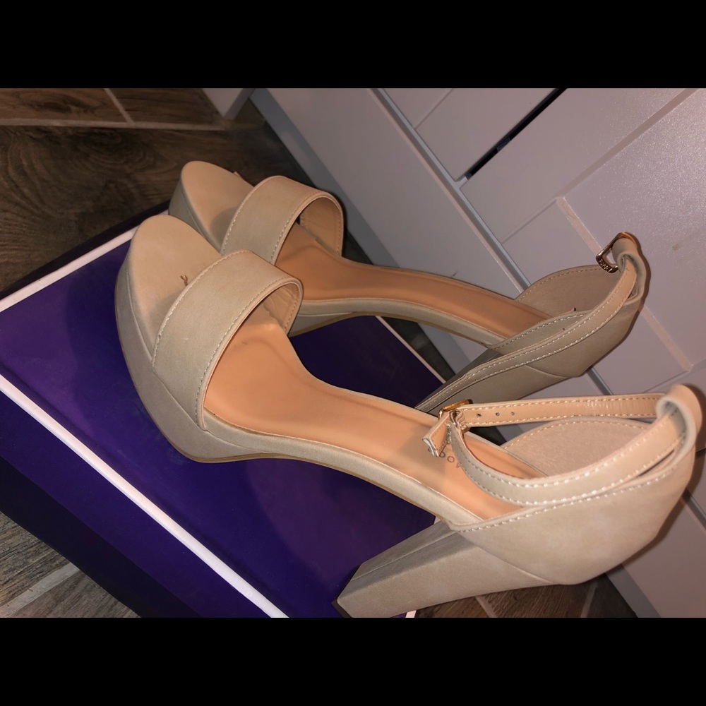 Top Moda Nude heals size 10 (nwot)